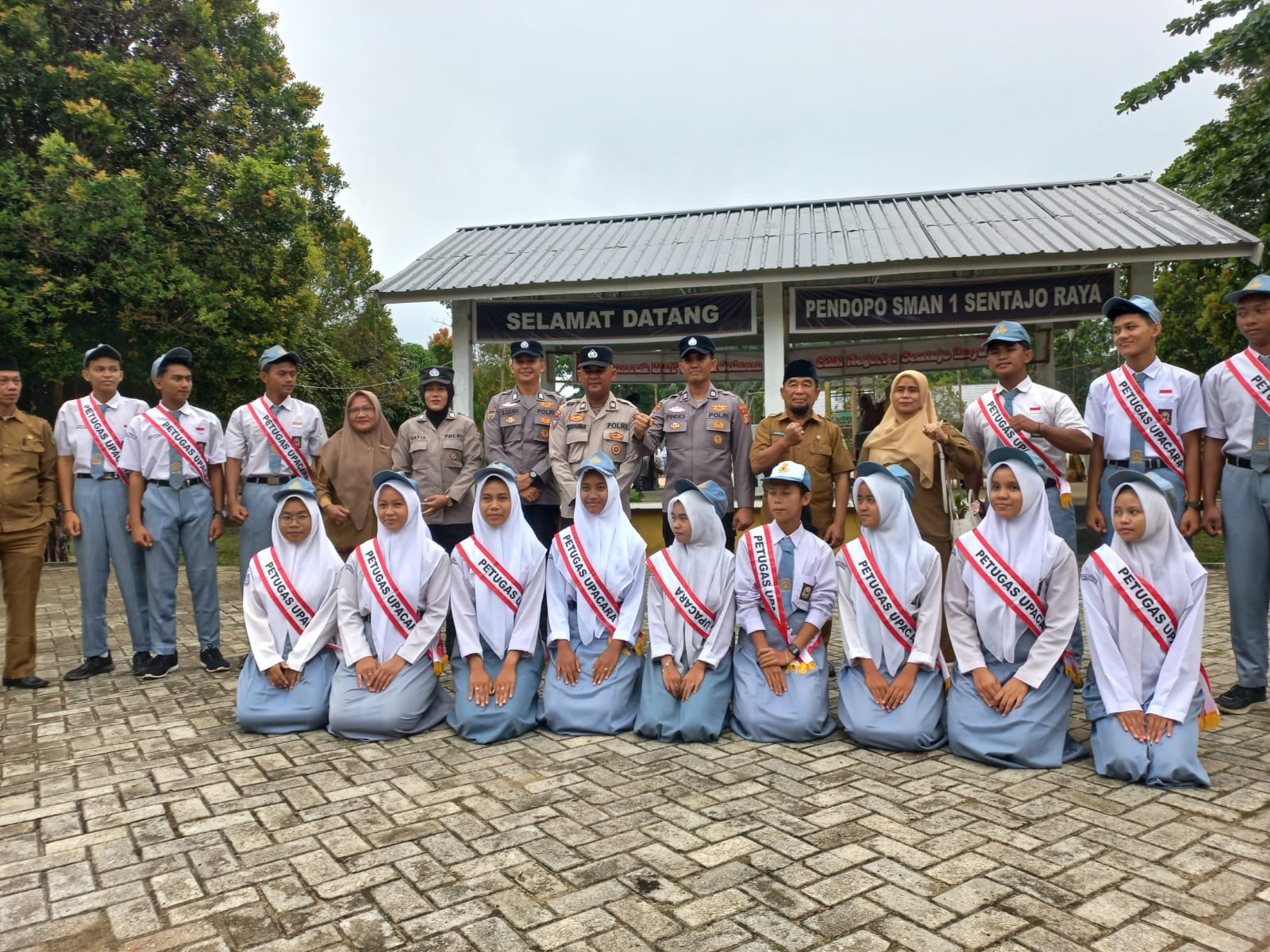 Foto Bersama Satbinmas dan OSIS SMA N 1 Sentajo Raya